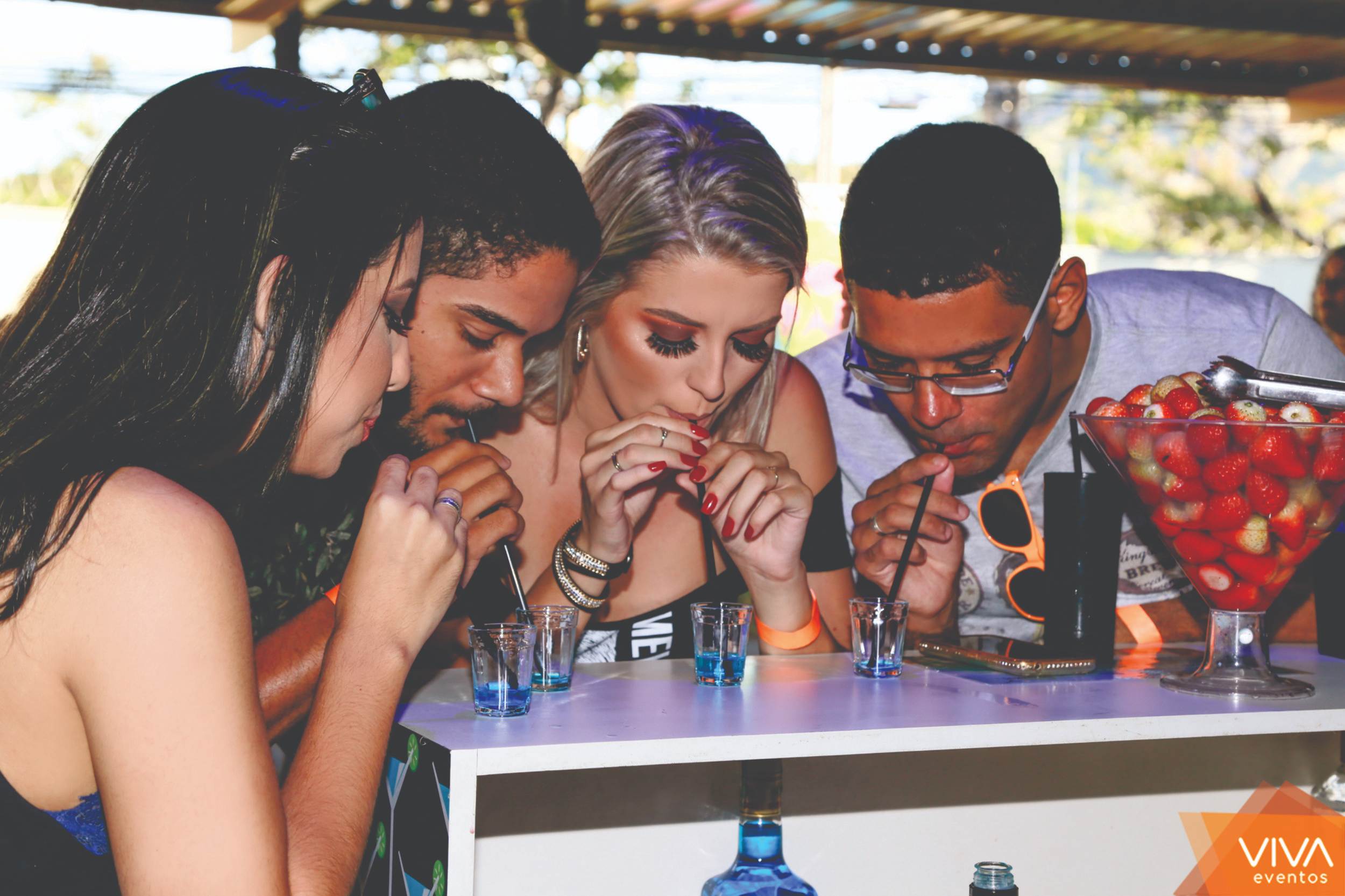 rolê com os amigos da faculdade - universitários bebendo drinks em festa da turma organizada pela VIVA eventos