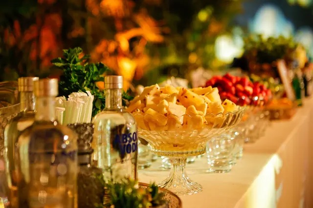 Mesa de petiscos e bebidas no fim da festa