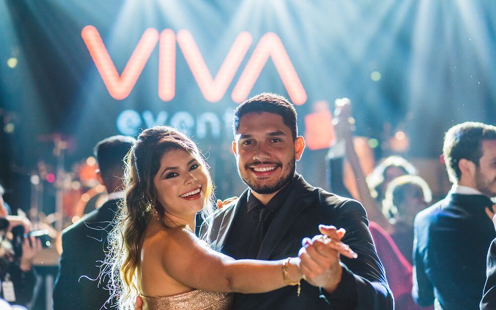 Casal dançando no baile de formatura da VIVA Eventos em Belo Horizonte