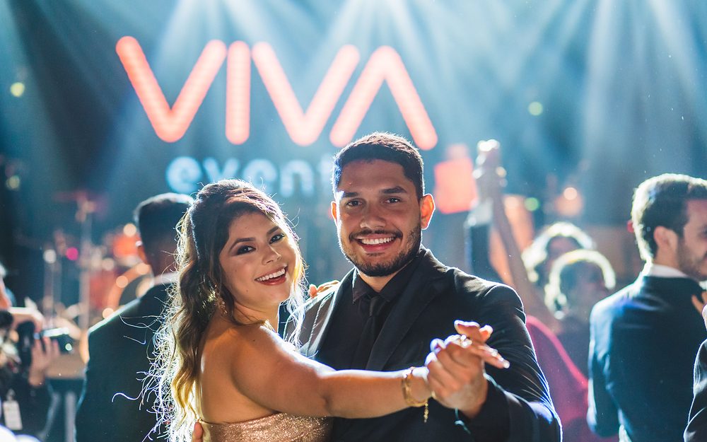 Casal dançando no baile de formatura da VIVA Eventos em Recife