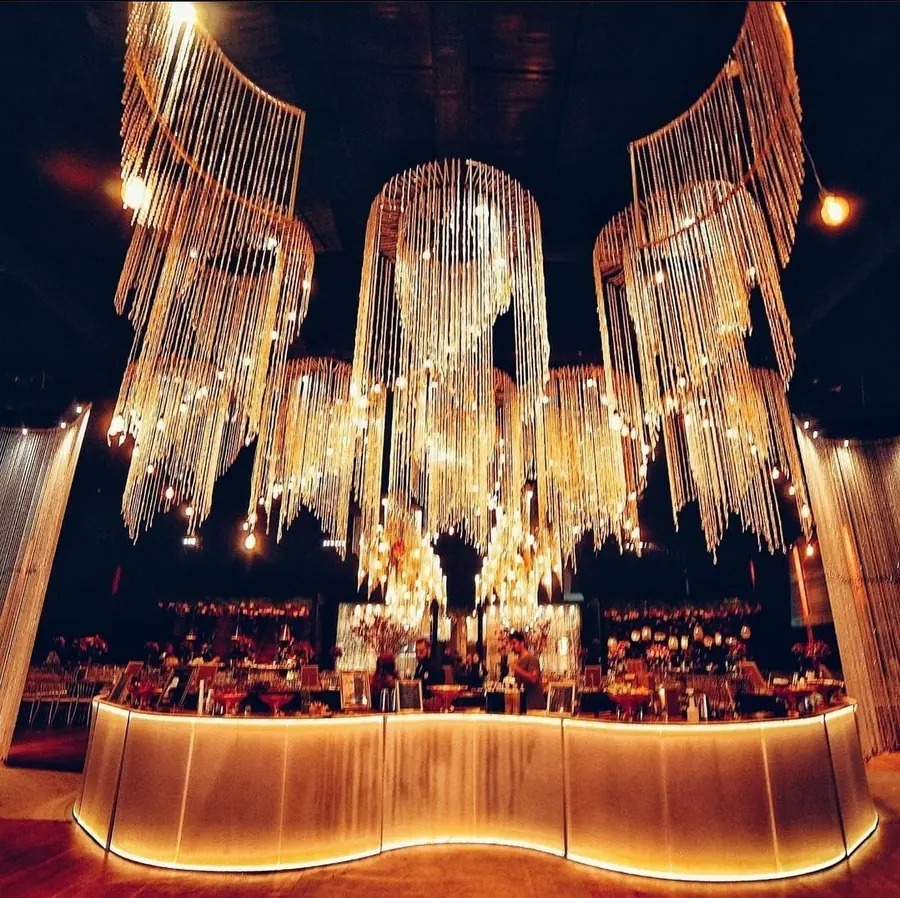 Bar circular iluminado com estrutura de cristais pendentes