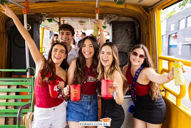 Turma de Medicina comemorando dentro de um ônibus decorado durante a caminhada