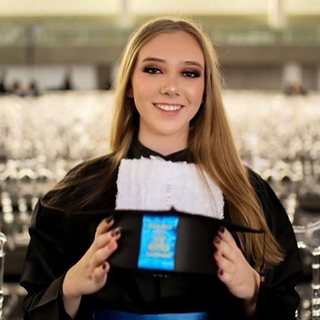 Manuela Turci Sidney de Oliveira, formanda de Relações Públicas da PUC Paraná em Curitiba