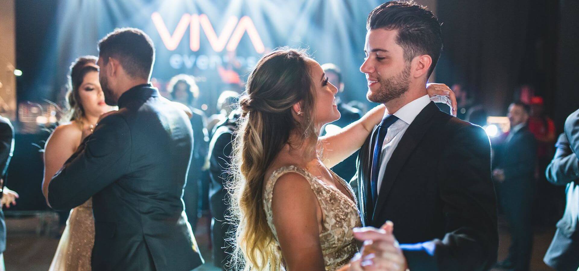 Casal dançando no baile de formatura organizado pela VIVA Eventos em Belo Horizonte