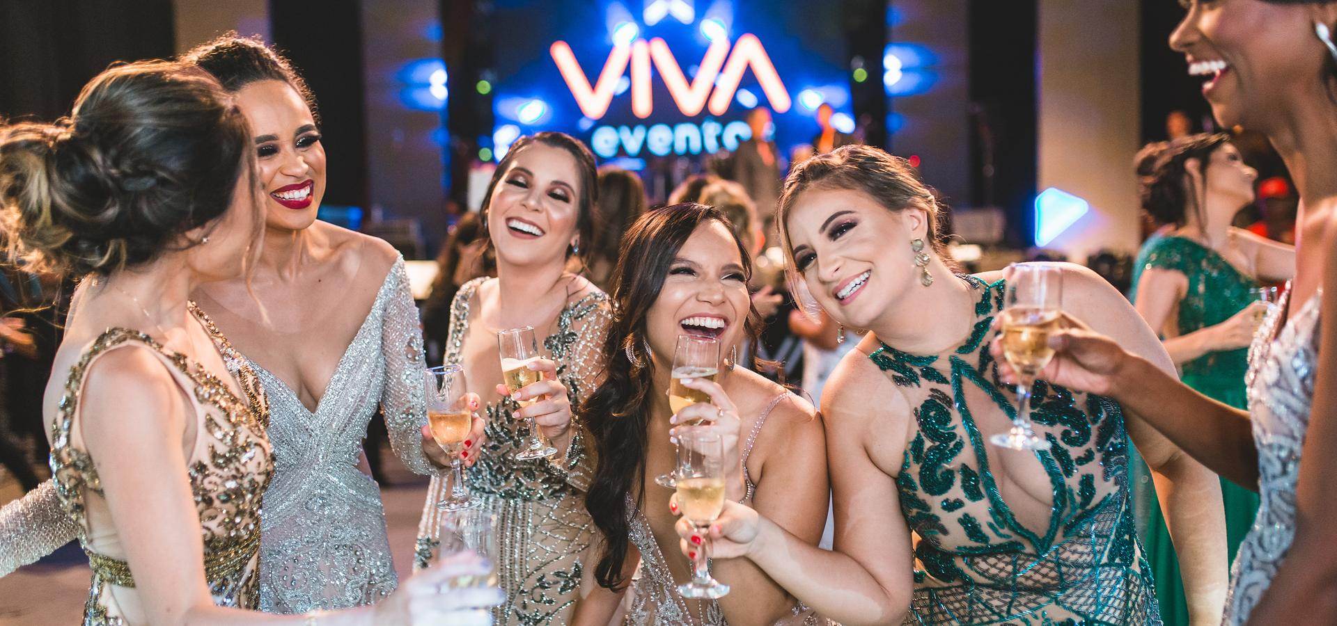 Formandas brindando no baile de formatura em Recife