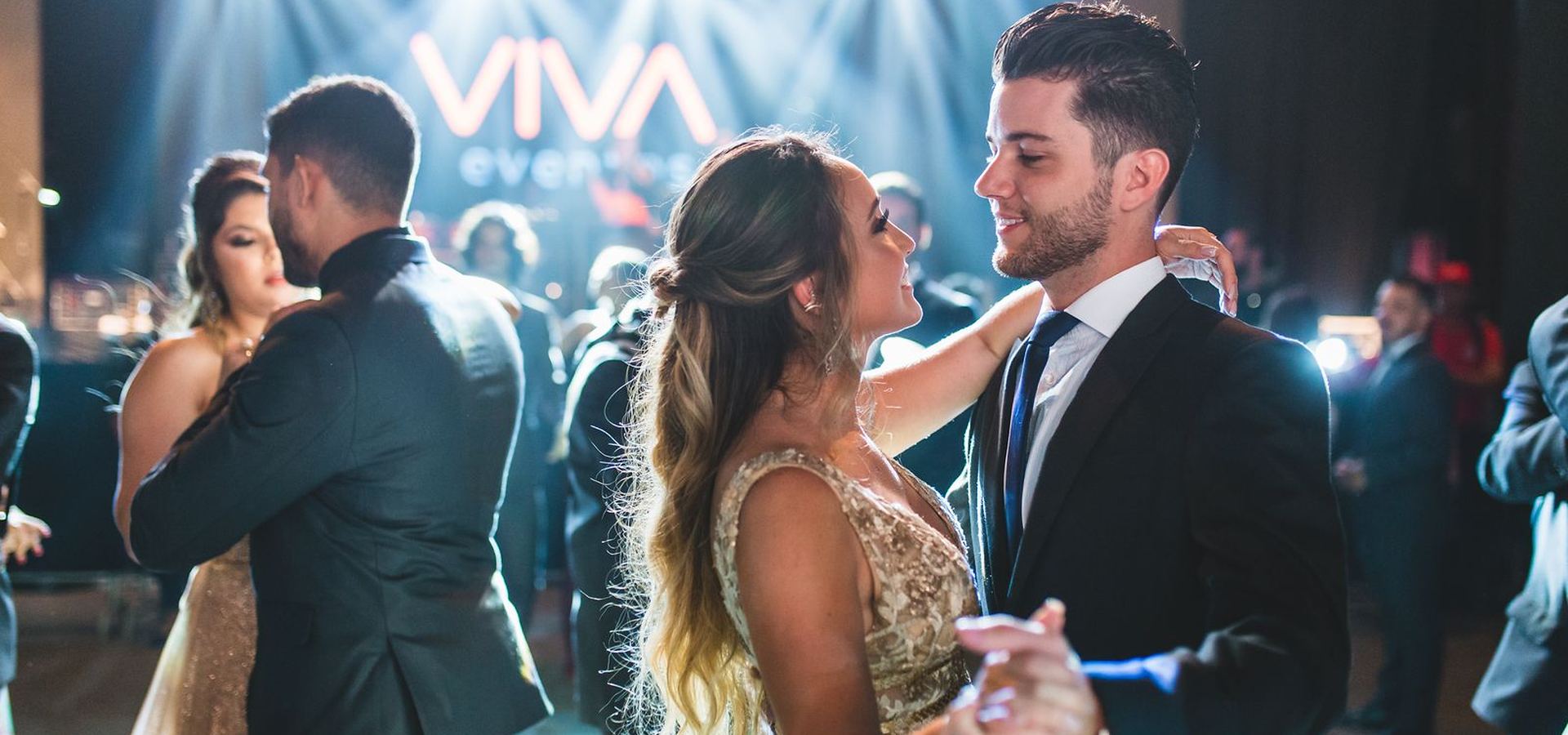 Casal dançando no baile de formatura organizado pela VIVA Eventos em Salvador