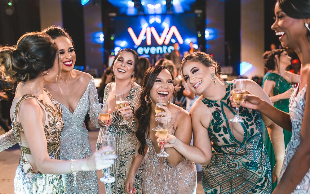 Formandas brindando em evento da VIVA Eventos em Recife