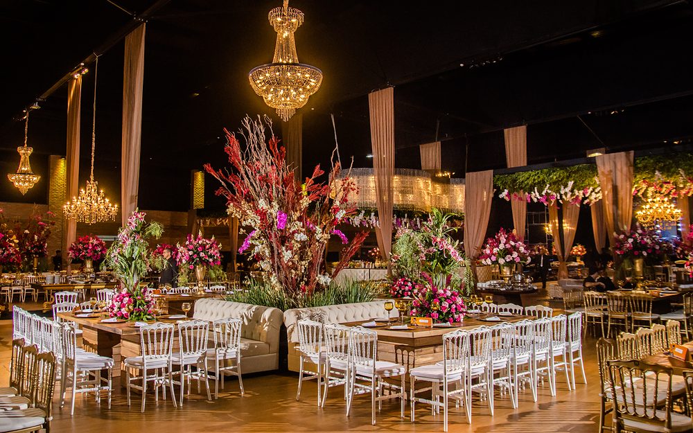 Salão do jantar de formatura em Recife, com mesas postas e decoração de flores