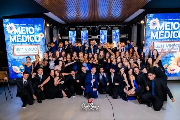 Turma de Medicina reunida em frente ao painel do Meio Médico