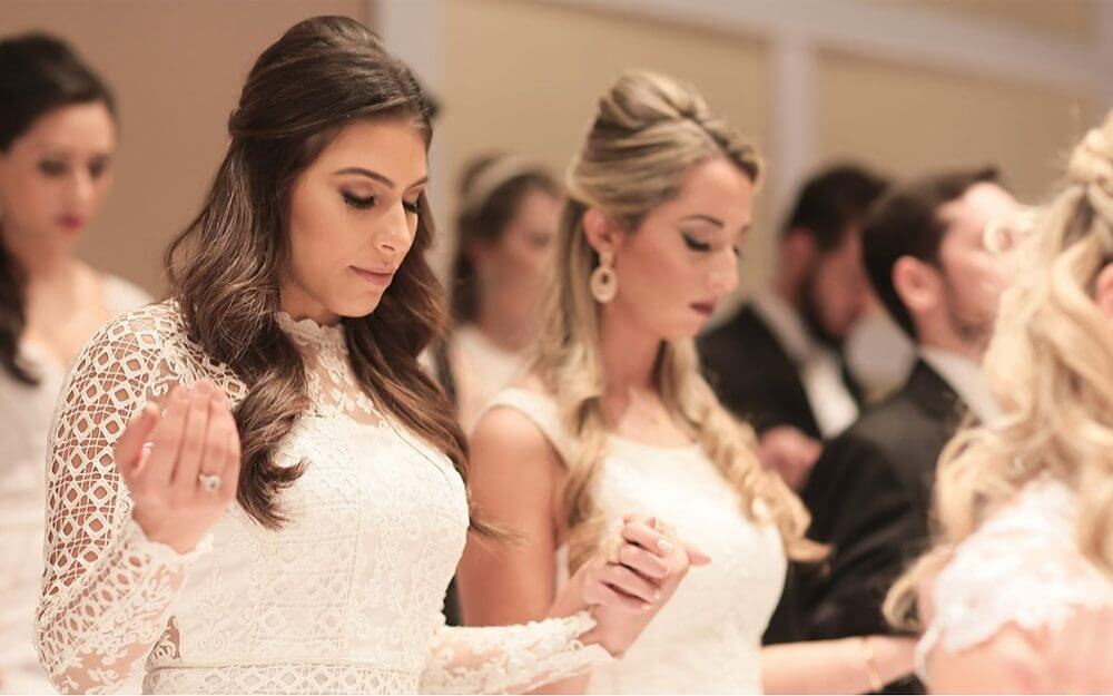Formandas durante a missa de formatura em Belo Horizonte