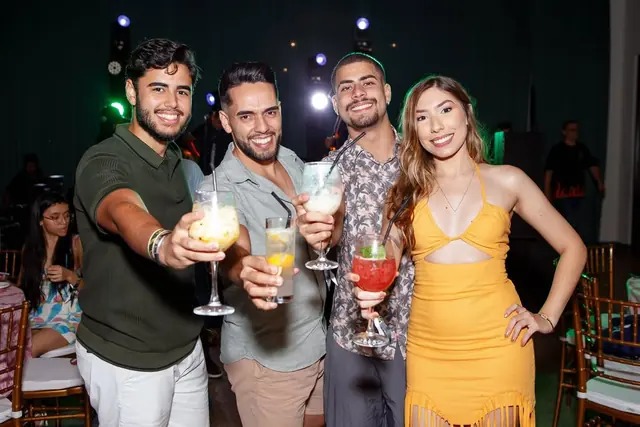 Formandos brindando com drinks em pré-evento