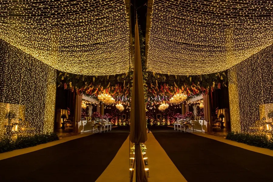 Túnel de luzes na entrada do salão de formatura