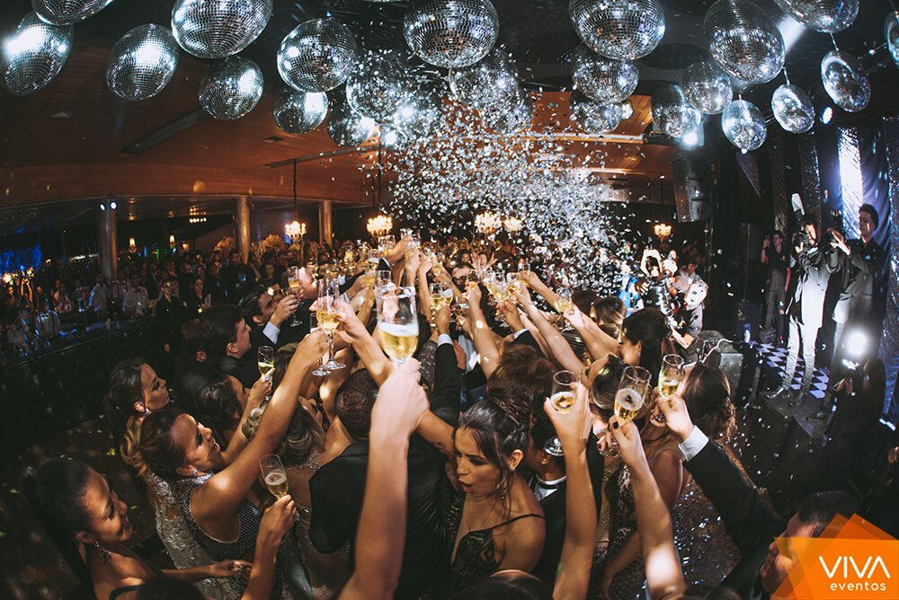 Baile de formatura da VIVA: formandos brindando na comemoração