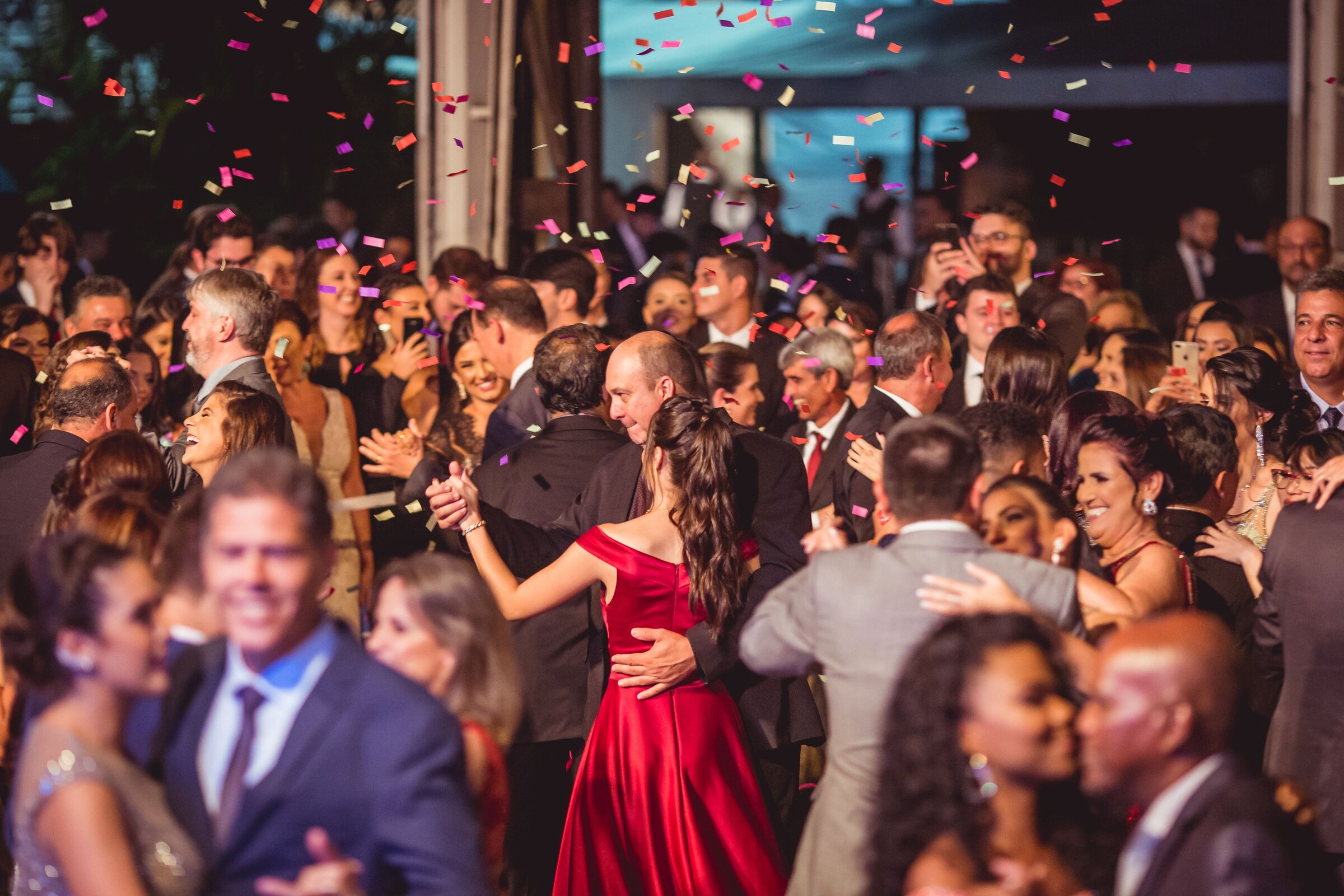 Baile de formatura da VIVA: casais de formandos dançando no salão de festas