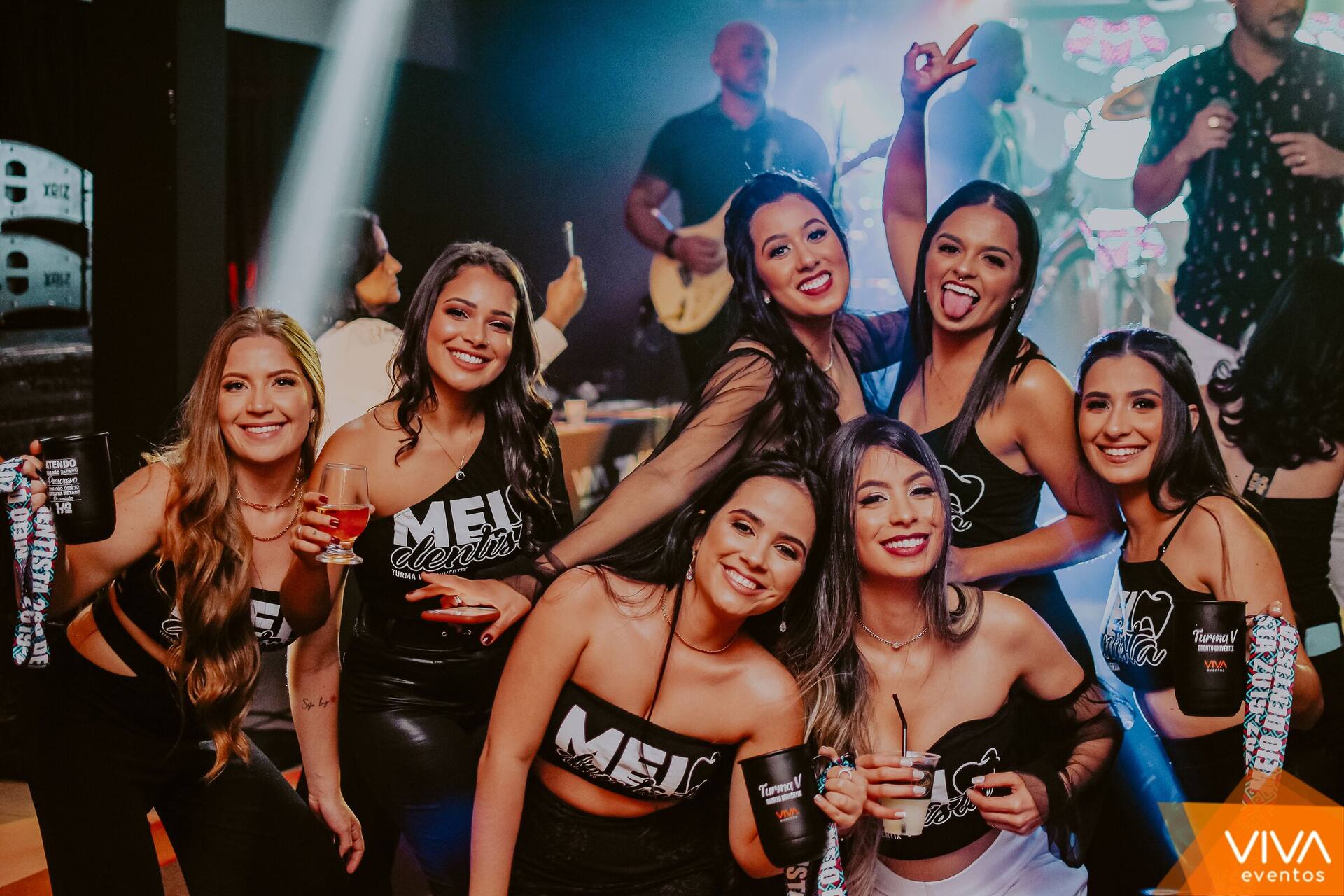 Festa de formatura da VIVA: grupo de formandas comemorando juntas