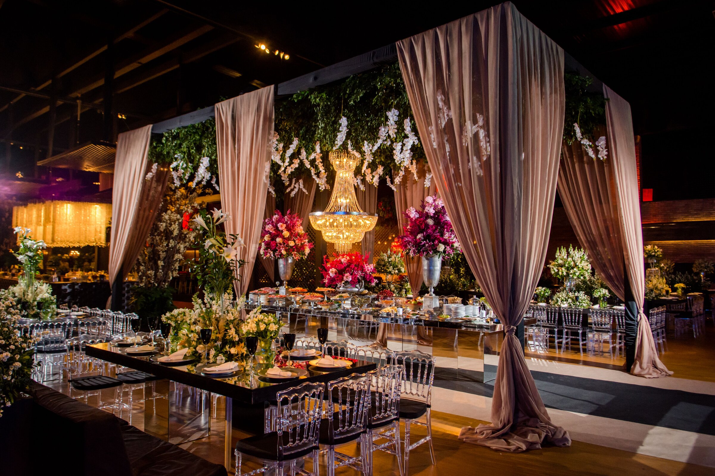 Produção de eventos da VIVA: decoração e mesas montadas para a formatura